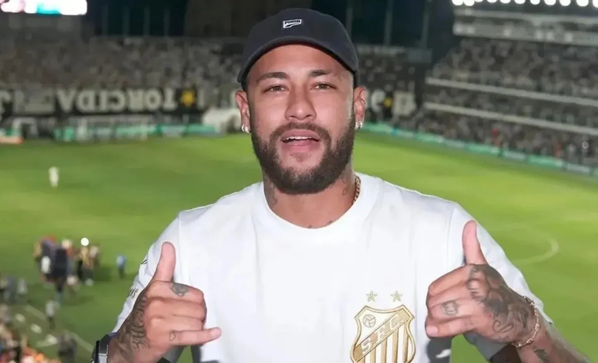 Neymar assiste a jogo do Santos na Vila Belmiro