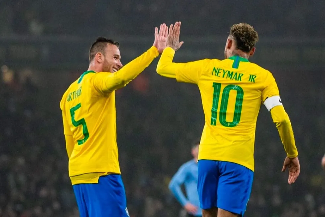 Neymar e Arthur jogaram juntos na Seleção Brasileira