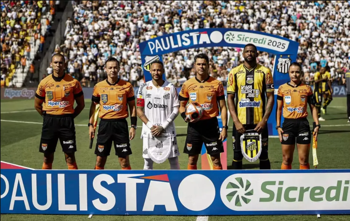 Neymar e Rafael Donato no protocolo antes do jogo entre Novorizontino e Santos