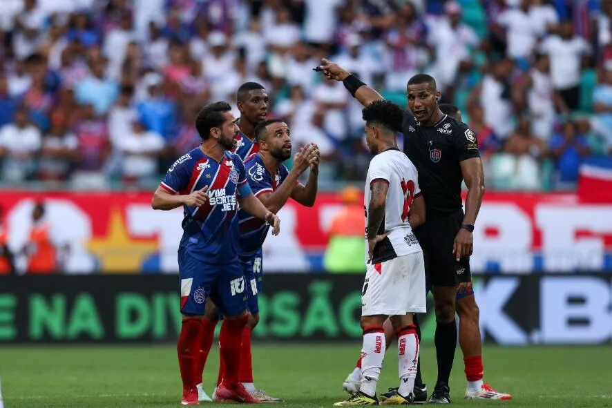Jogadores reclamam com juiz durante a partida