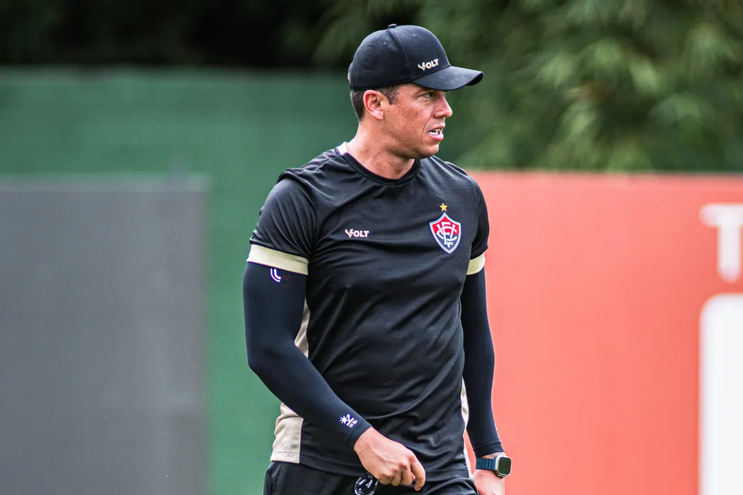 Carpini durante treino do Vitória