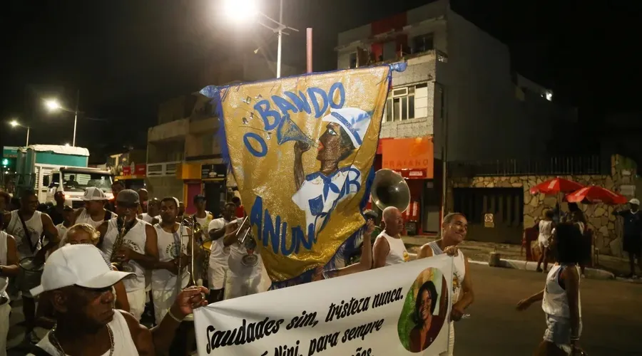 Bando Anunciador passando na Praça Dorival Caymmi