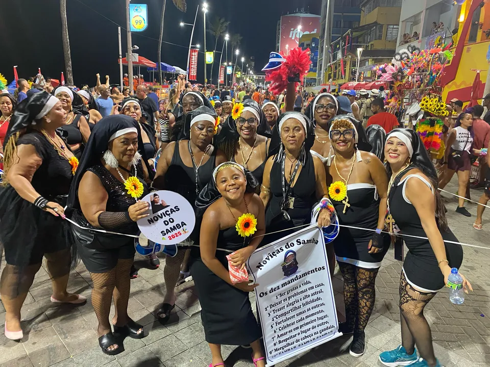 Amigas levam alegria e irreverência para  o pré-Carnaval de Salvador