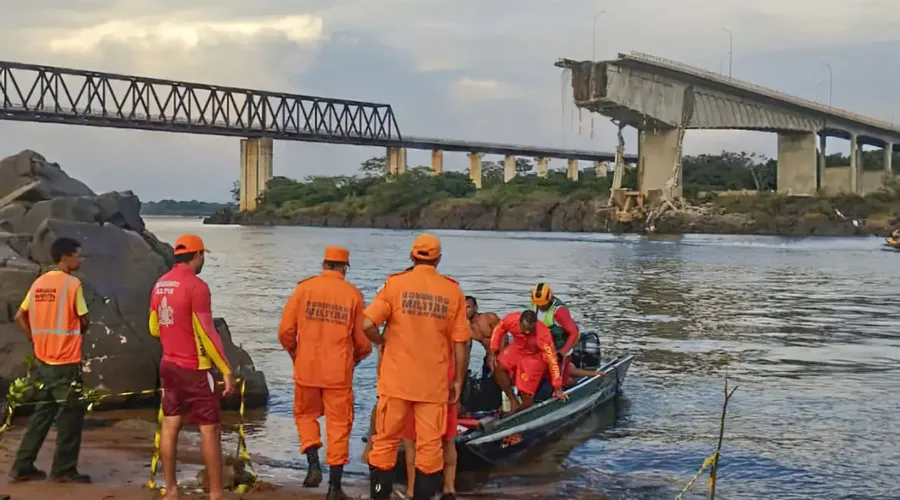 Ao todo, oito veículos caíram da ponte