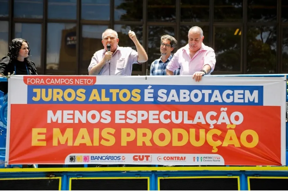 Sindicalistas protestam em frente ao Banco Central contra elevação de juros