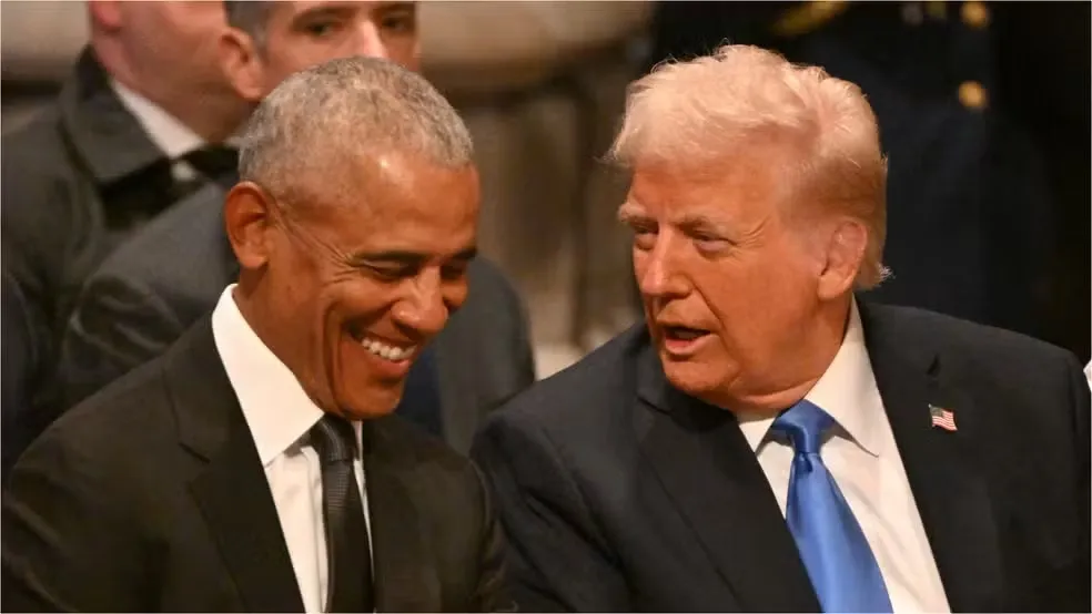 Trump foi visto conversando com o ex-presidente Obama