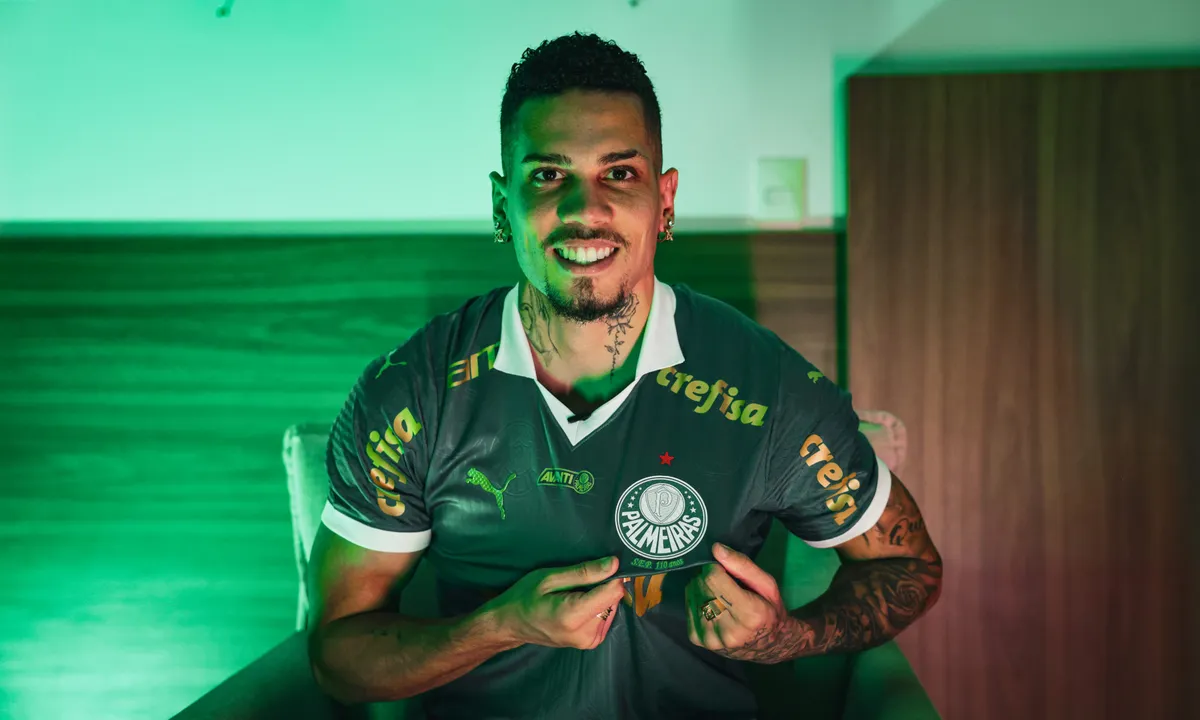 Paulinho com a camisa do Palmeiras