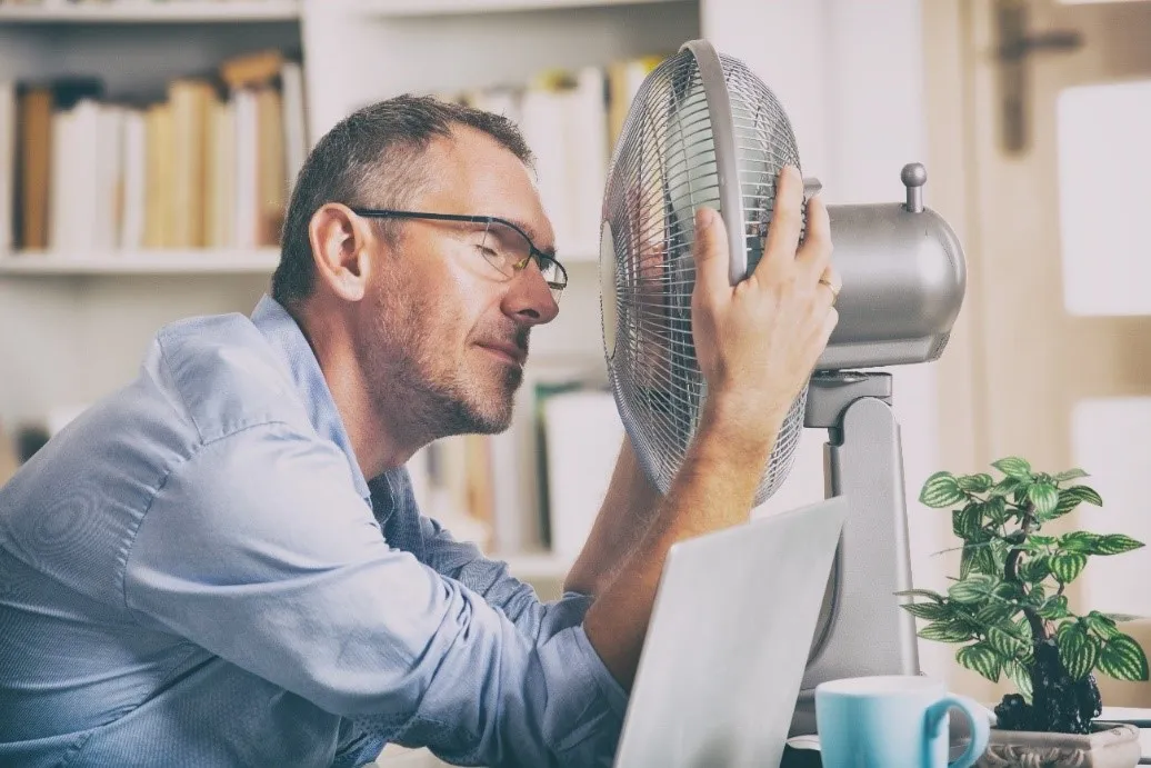 Coeba da dicas sobre como passar o calorão sem aumentar o valor da conta de energia