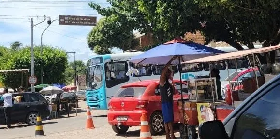 Movimento intenso de veículos na praia do Guaibim, distrito de Valença