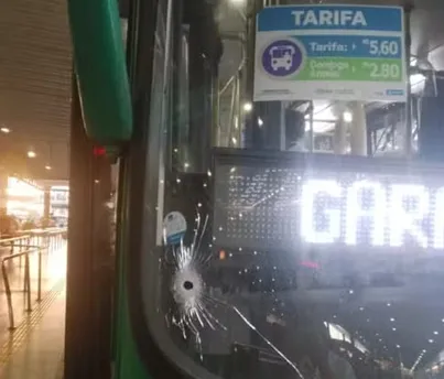 Ônibus com buraco deixado por disparo de arma de fogo