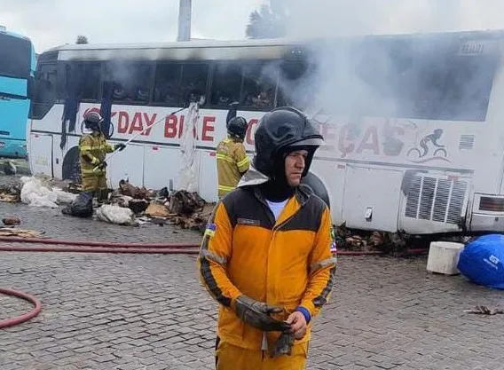 Imagem ilustrativa da imagem Ônibus fica destruído após pegar fogo em Conceição do Coité