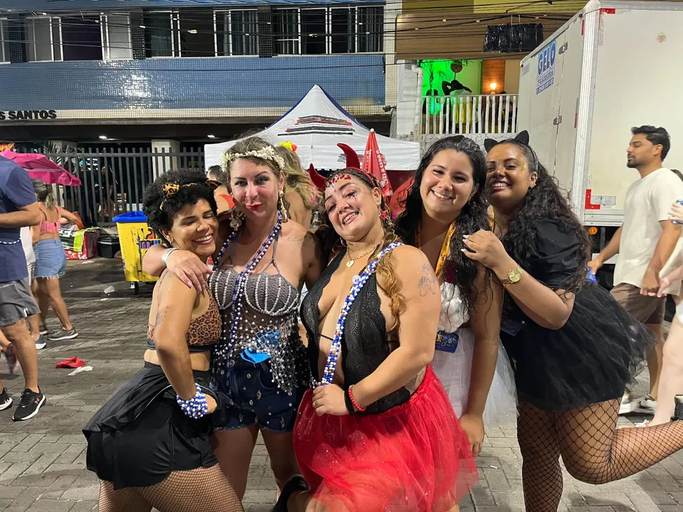 Fernanda Caçula, Juliane Dias e as amigas