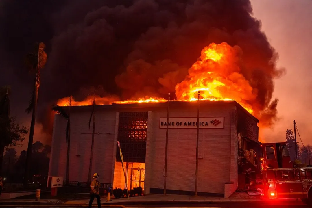 Incêndios atingem Los Angeles, Califórnia, nos Estados Unidos