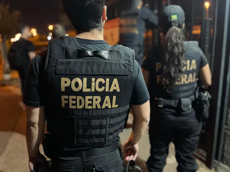 Os policiais federais estão cumprindo oito mandados de busca e apreensão