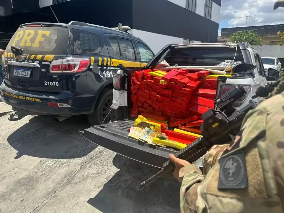 O veículo com registro de roubo, a droga e o condutor foram encaminhados para o complexo de delegacias no bairro de Sobradinho em Feira de Santana