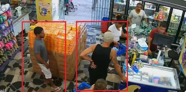 Câmeras de segurança flagram os dois homens no mercado comprando as facas utilizadas no crime.