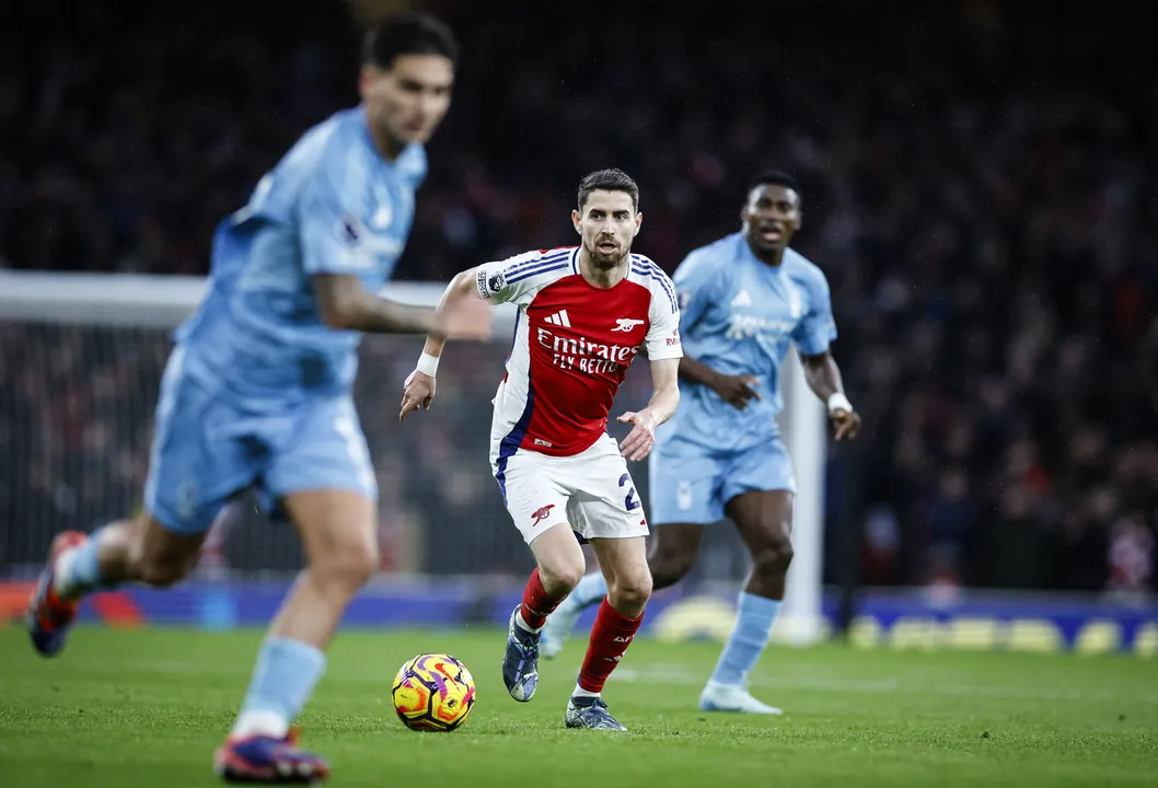 Jorginho durante partida com o Arsenal