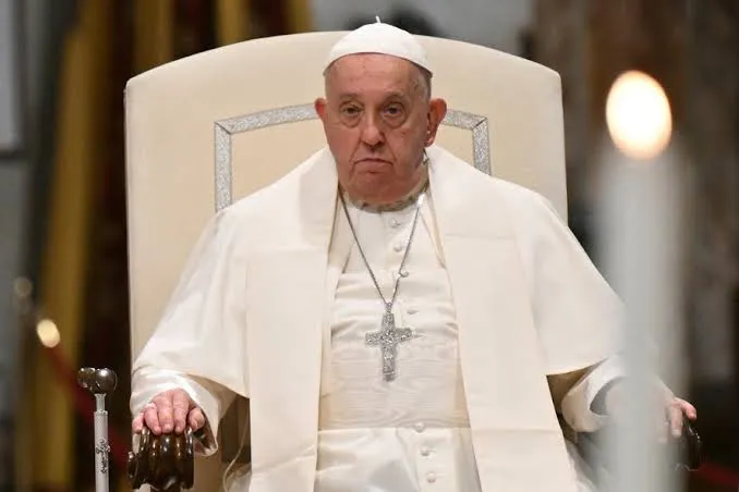 Papa Francisco permanece internado