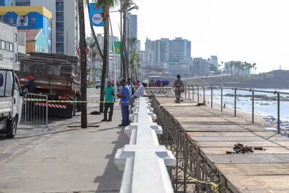 A passarela, localizada no trecho próximo ao Farol da Barra, foi projetada para proporcionar segurança e conforto aos trabalhadores.