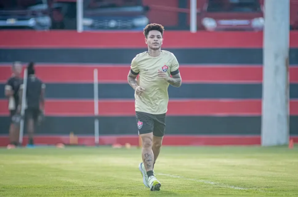 Matheusinho treinando no Vitória