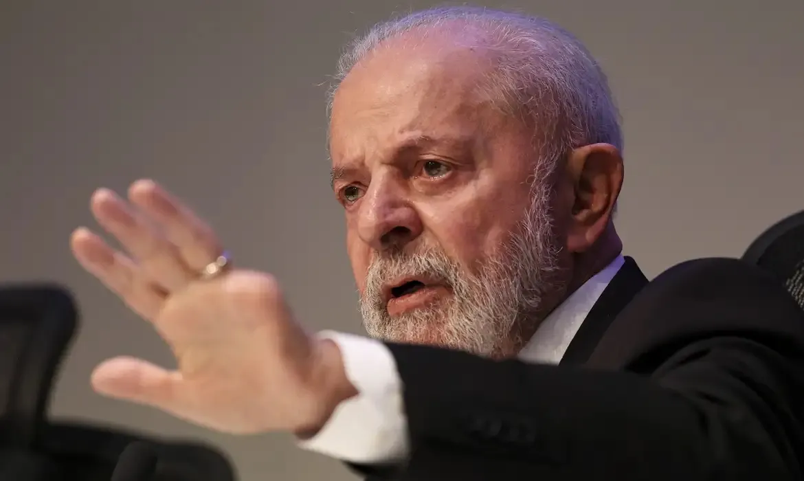 Lula estaria sendo pressionado para acelerar reforma ministerial