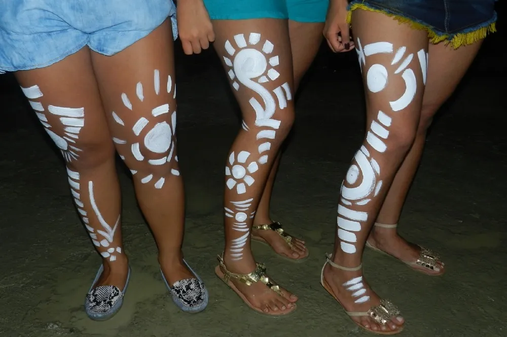 A banda Timbalada se apresentou na Barra nesta sexta; as pinturas corporais são associadas ao grupo