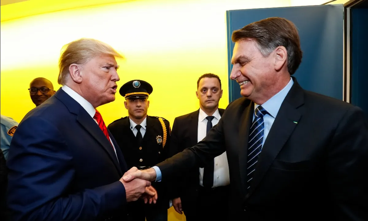 O presidente Jair Bolsonaro cumprimenta Donald Trump em 2019