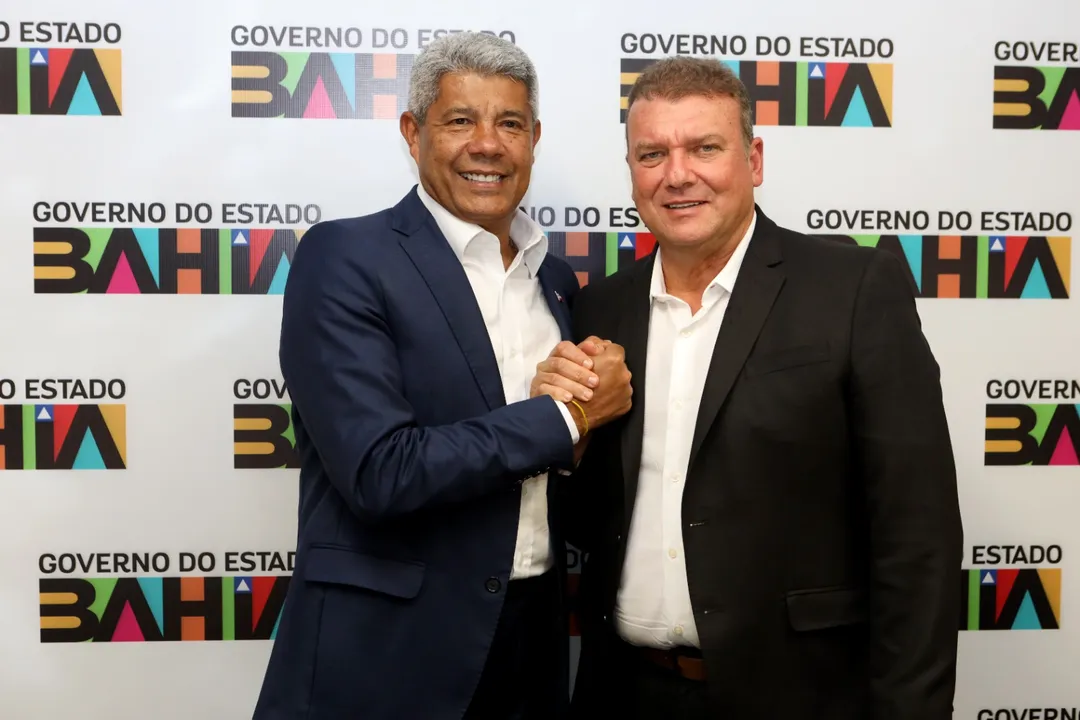 Jerônimo Rodrigues (à esquerda) e Alfredinho Magalhães, prefeito de Sítio do Mato (à direita)