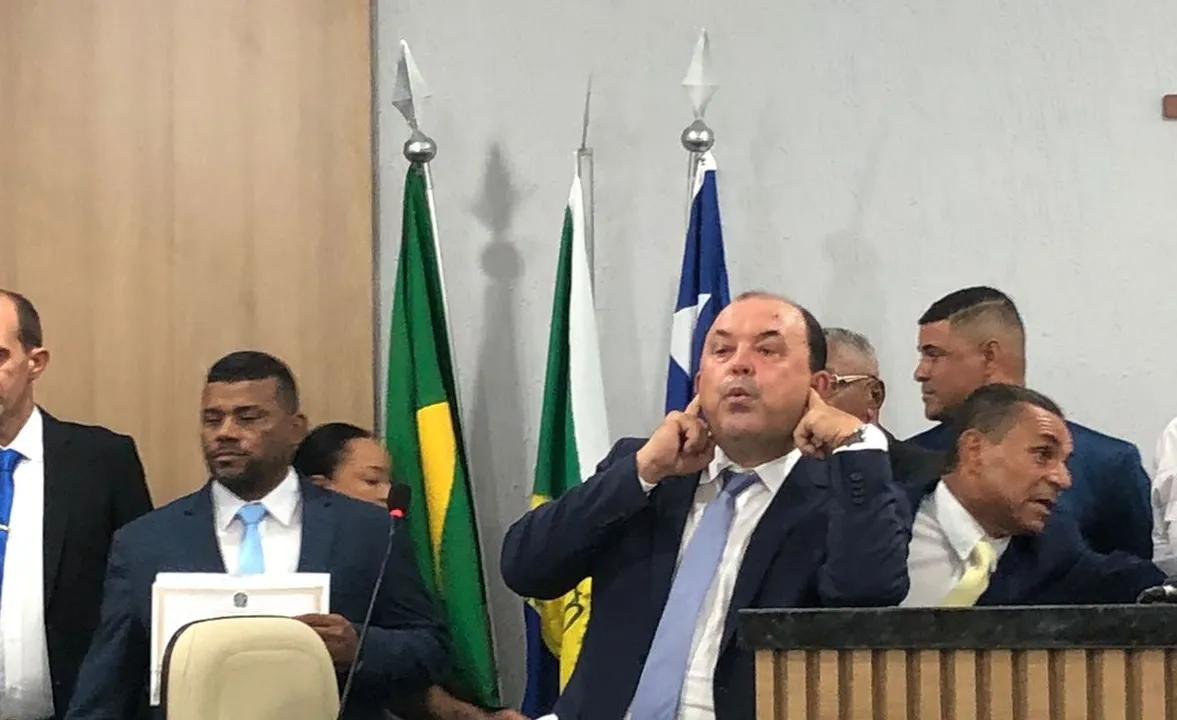 Prefeito eleito em Rafael Jambeiro, durante intervenção que gerou repercussão na Câmara Municipal