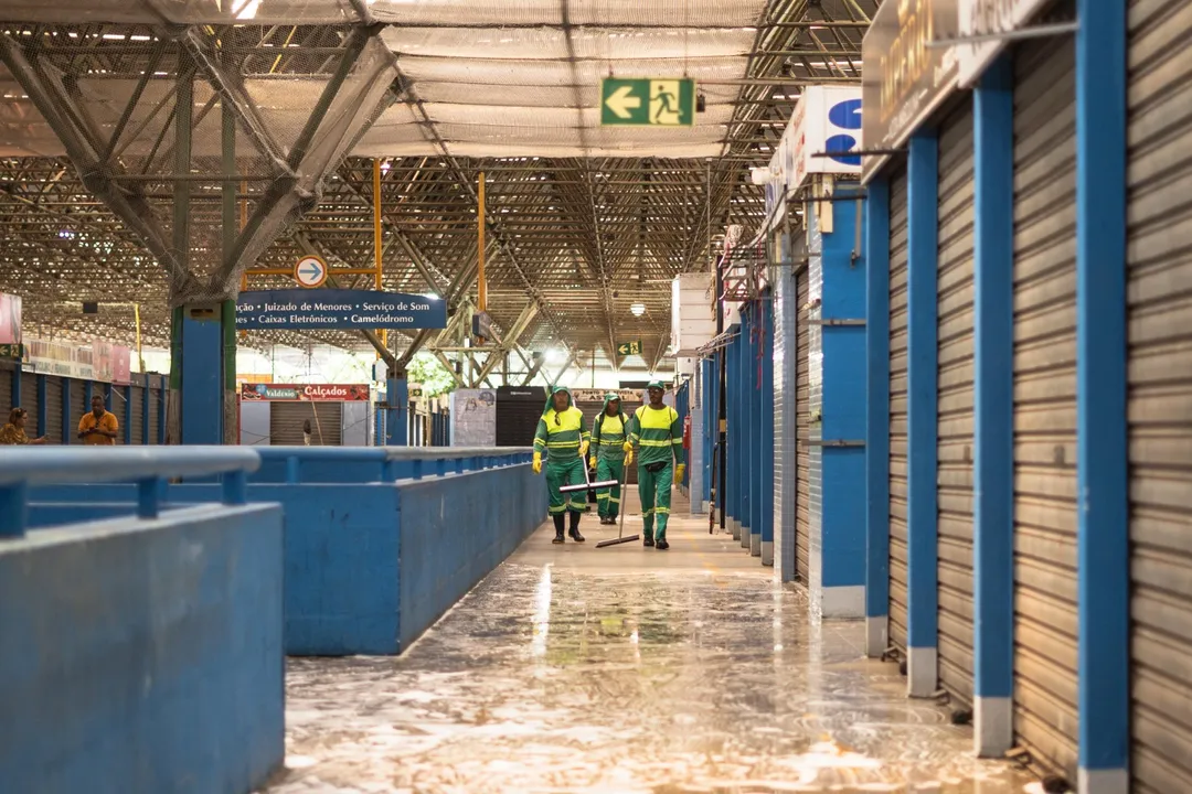 Empresa de liumpeza pública de Camaçari organizou força-tarefa para limpeza de centro comercial