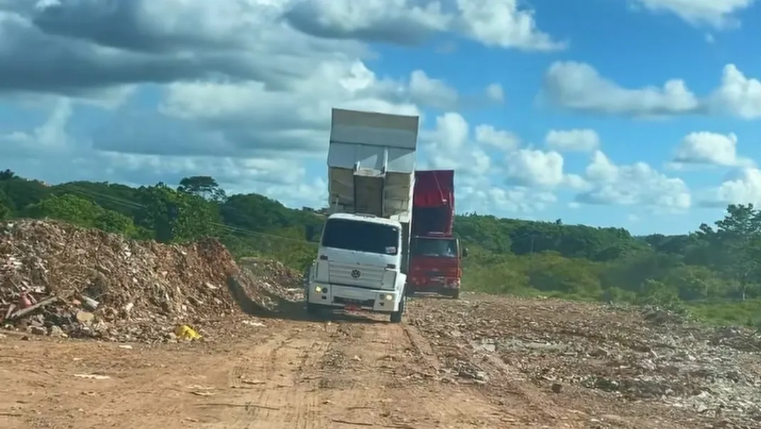 Máquinas da Prefeitura de São Sebastião do Passé atuam na ação denunciada de descarte de lixo irregular