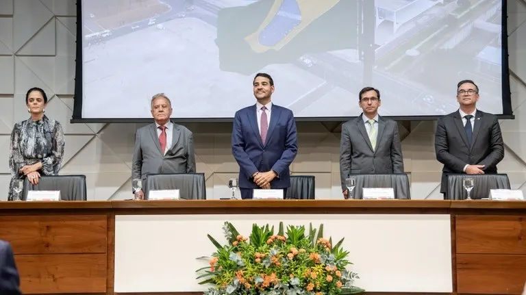 Clarice (esquerda) e Flavio (2º da direita para a esquerda) na cerimônia de posse