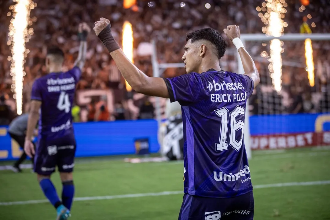 Erick Pulga com a camisa do Ceará