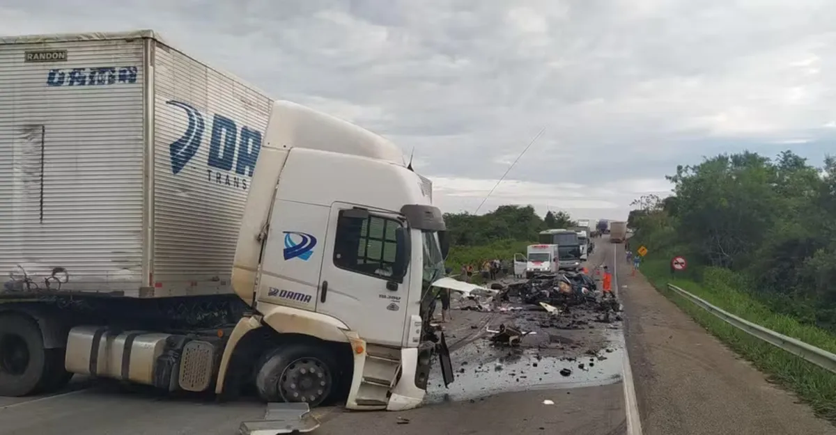 Imagem ilustrativa da imagem Cinco pessoas morrem após batida entre caminhão e carro na Bahia