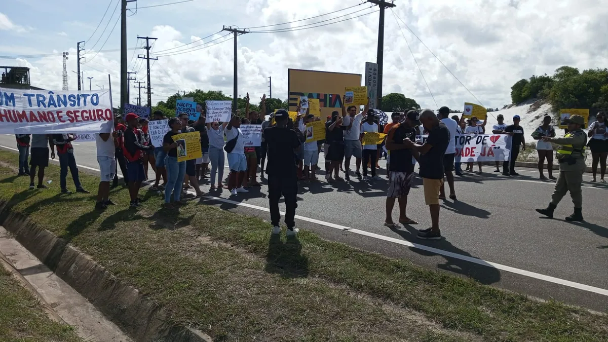 protesto na tarde deste domingo, 09, na entrada da localidade, localizada às margens da BA-099