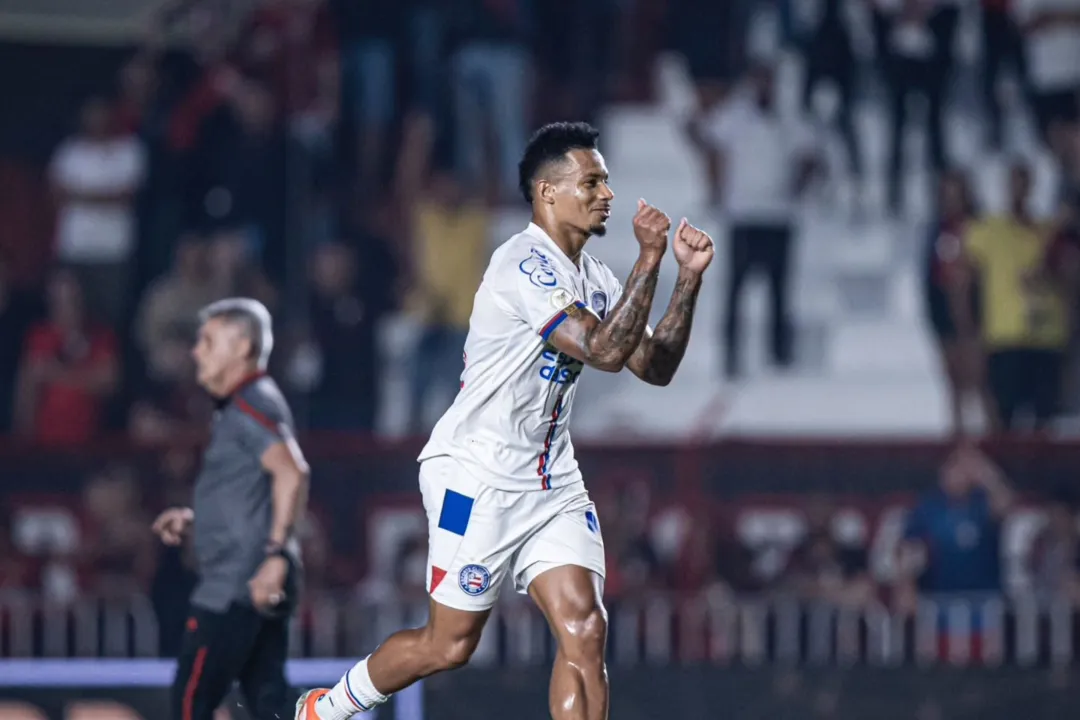 Rafael Ratão comemora gol com a camisa do Bahia