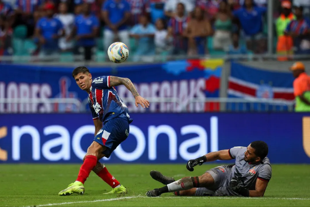 Ramos Mingo, zagueiro do Bahia, em lance com Lucas Arcanjo, goleiro do Vitória