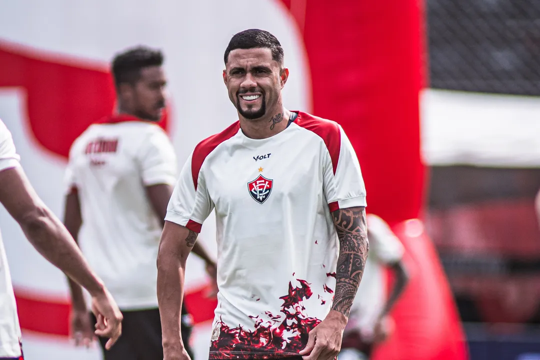 Wellington Rato durante aquecimento do Vitória no Barradão