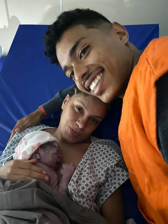 Ravi com a mãe Katia Silva de Oliveira e o pai Kauan Grecco