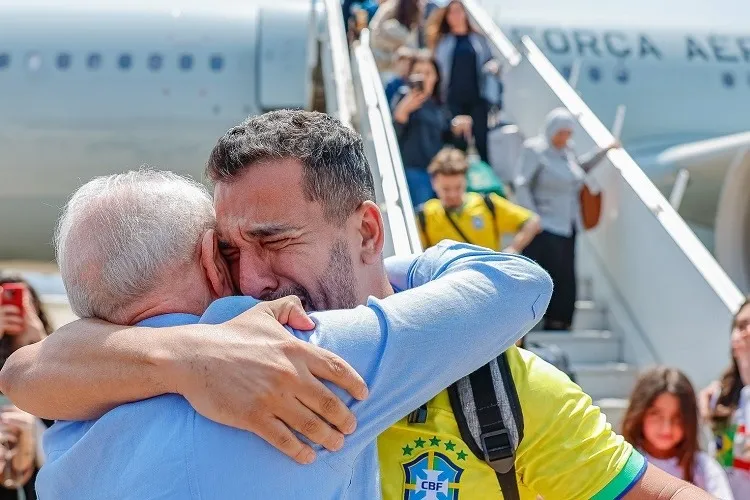 Grupo de repatriados do Líbano na Base Aérea de São Paulo