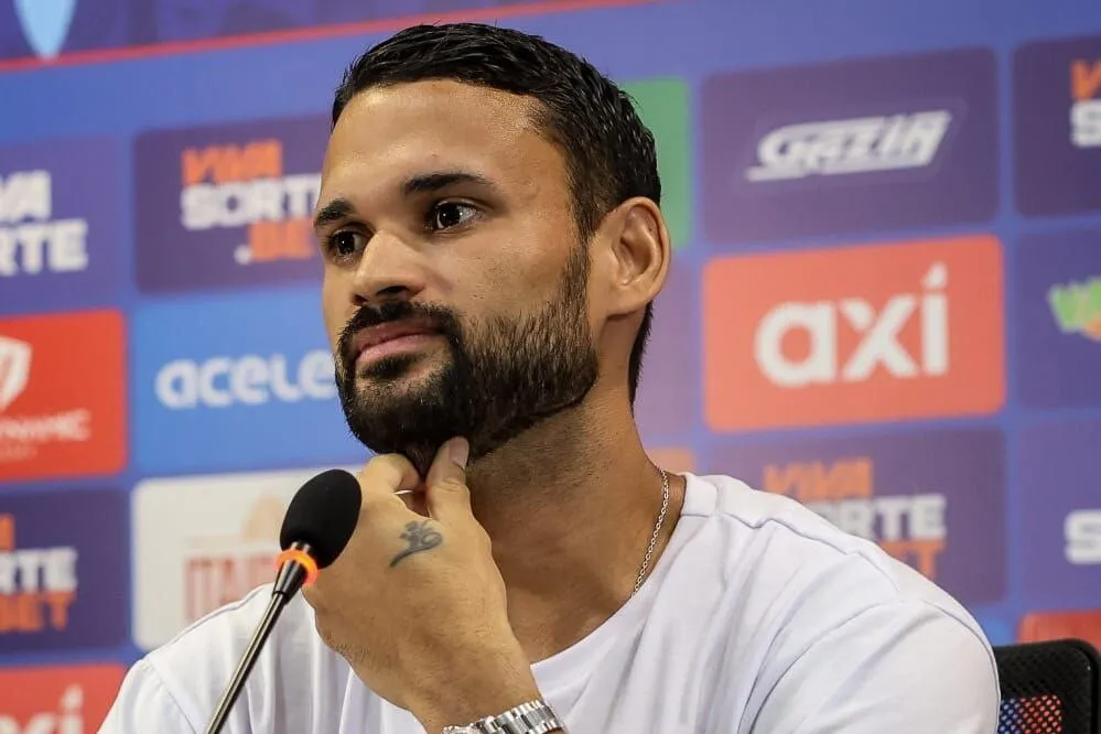 Willian José durante apresentação, na Arena Fonte Nova