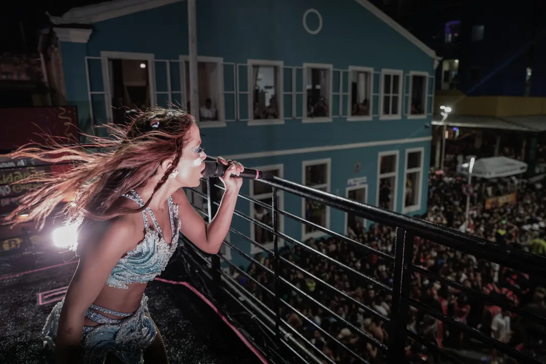 Anitta se apresentando no Carnaval de Salvador