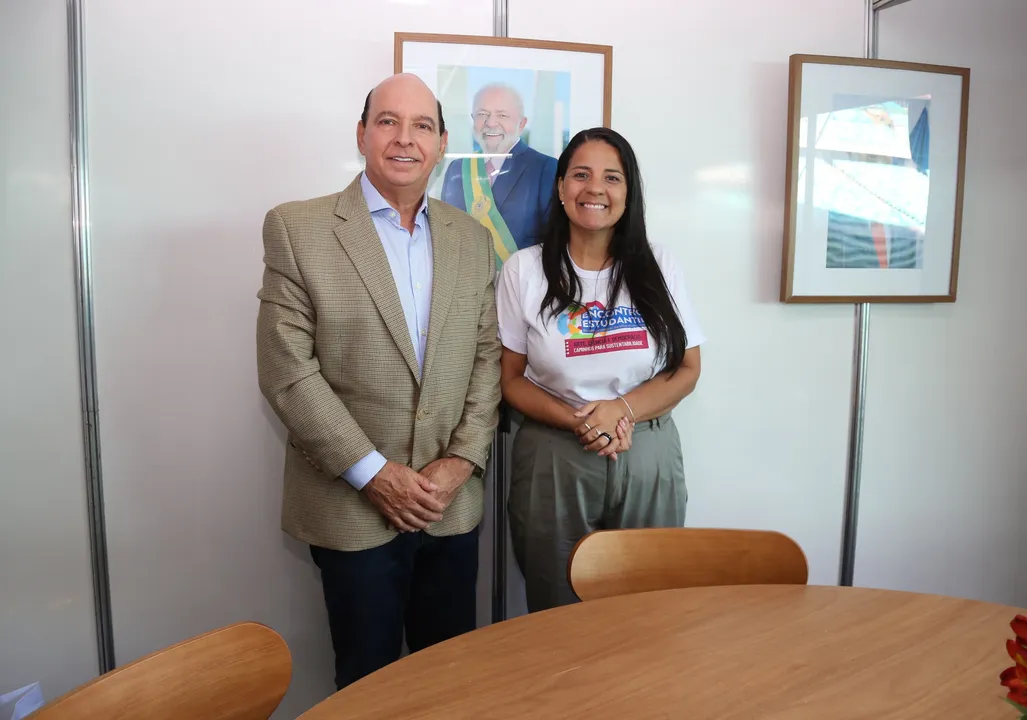 Diretor de relações institucionais do Grupo A TARDE, Luciano Neves, e a titular da Secretaria de Educação da Bahia (SEC), Rowenna Brito