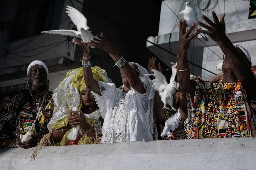 A saída do Ilê Aiyê ocorre sempre na noite de sábado de Carnaval, no bairro da Liberdade