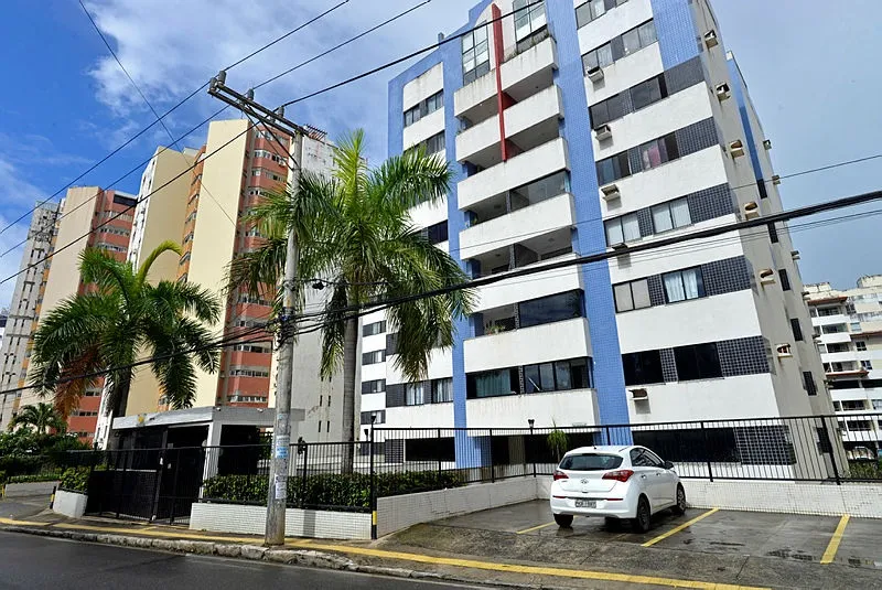 Prédios residenciais na Avenida Cardeal da Silva, em Salvador (ilustração)