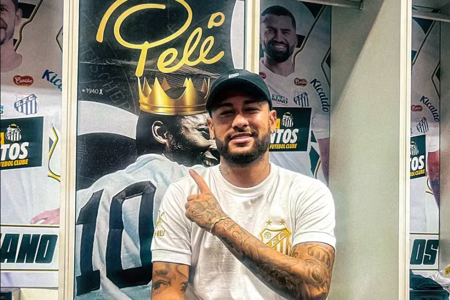 Neymar no vestiário do Santos no espaço reservado ao Rei Pelé