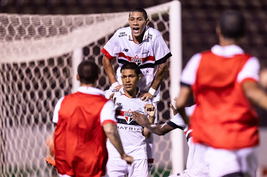 Jogadores do São Paulo comemorando