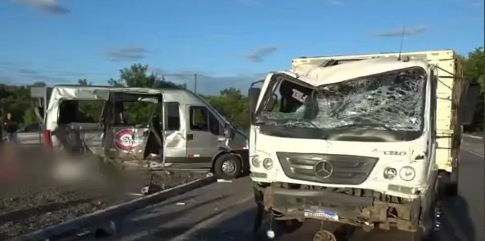 De acordo com a Polícia Rodoviária Federal (PRF), os veículos colidiram lateralmente