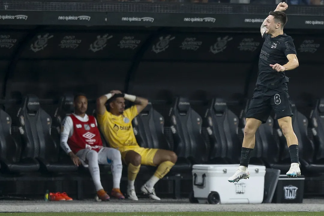 Neymar no banco de reservas assistindo a comemoração de Garro