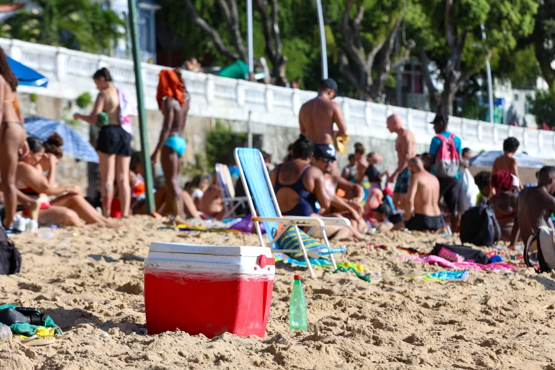 Ambulantes não montaram as cadeiras e sombreiros em toda extensão da praia